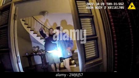 La Corte superiore di San Francisco ha reso pubblici i video della bodycam della polizia di San Francisco il 28 novembre 2022 nel caso del People vs David DePape, in conformità con l’ordine del giudice Stephen M. Murphy. DePape è mostrato a sinistra tenendo il braccio di Paul Pelosi (a destra) e tenendo un martello e attaccando Pelosi, marito di allora US House speaker Nancy Pelosi. L'attacco si è verificato nella casa di San Francisco dei Pelosi. (Foto dalla Corte superiore di San Francisco) Foto Stock