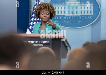 Washington, Stati Uniti. 27th Jan, 2023. Karine Jean-Pierre, segretario stampa della Casa Bianca, parla ai media durante una conferenza stampa alla Casa Bianca di Washington, DC venerdì 27 gennaio 2023. Foto di Ken Cedeno/UPI Credit: UPI/Alamy Live News Foto Stock