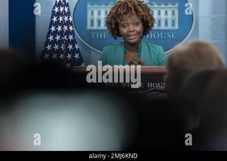 Washington, Stati Uniti. 27th Jan, 2023. Karine Jean-Pierre, segretario stampa della Casa Bianca, parla ai media durante una conferenza stampa alla Casa Bianca di Washington, DC venerdì 27 gennaio 2023. Foto di Ken Cedeno/UPI Credit: UPI/Alamy Live News Foto Stock