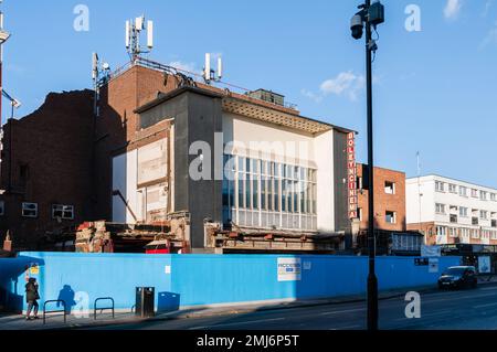 Appartamenti da costruire sul sito del cinema Upton Park. Il sito all'incrocio tra Barking Road e Green Street è da ristrutturarsi Foto Stock