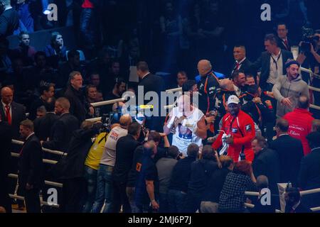 28-11-2015 Dusseldorf Germania. Tyson Footy si pone come pugile dopo una vittoria. Il team di Tyson Fury si rallegra del successo Foto Stock