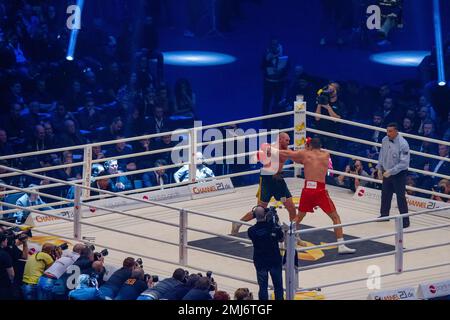 28-11-2015 Dusseldorf, Germania. Tyson Fury, furioso, inizia a terra una destra, e Klitschko manca con una sinistra. Lennox Lewis indossa un cappello Michael Buff Foto Stock