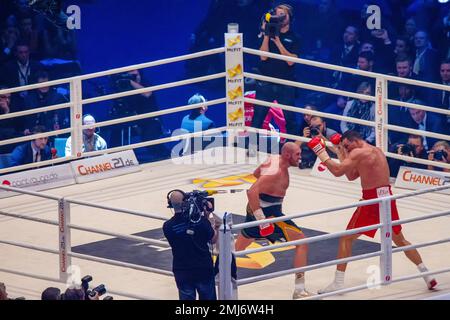 28-11-2015 Dusseldorf Germania. Tyson Fury colpisce con la mano sinistra, ha un "volto brutale" - Wladimir Klitschko si prepara a difendersi. Frock, Foto Stock