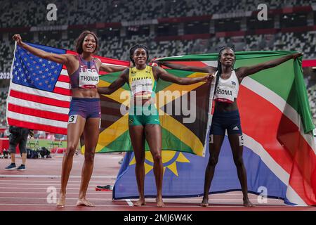 Elaine Thompson-Herah (JAM) -C-.Olympic Champion,Gabrielle Thomas (USA) medaglia di bronzo -L- e Christine Mboma (NAM) medaglia di argento He Women's 200 metri ai Giochi Olimpici estivi 2020 (2021), Tokyo, Giappone Foto Stock