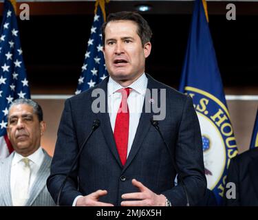 Washington DC, Stati Uniti. 27th gennaio 2023. 27 gennaio 2023, Washington, District of Columbia, USA: USA Rappresentante SETH MOLTON (D-ma) che parla ad una conferenza stampa negli Stati Uniti Il Campidoglio sulla proposta di legge sull'educazione all'olocausto e sull'antisemitismo. (Credit Image: © Michael Brochstein/ZUMA Press Wire) SOLO PER USO EDITORIALE! Non per USO commerciale! Credit: ZUMA Press, Inc./Alamy Live News Foto Stock