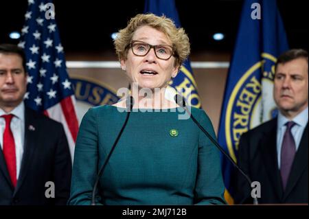 Washington DC, Stati Uniti. 27th gennaio 2023. 27 gennaio 2023, Washington, District of Columbia, USA: USA Rappresentante CHRISSY HOULAHAN (D-PA) che parla ad una conferenza stampa negli Stati Uniti Il Campidoglio sulla proposta di legge sull'educazione all'olocausto e sull'antisemitismo. (Credit Image: © Michael Brochstein/ZUMA Press Wire) SOLO PER USO EDITORIALE! Non per USO commerciale! Credit: ZUMA Press, Inc./Alamy Live News Foto Stock