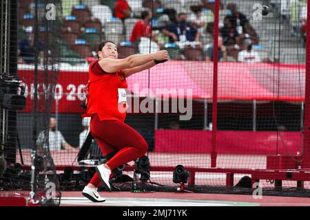 Zheng Wang (CHN) in gara nel lancio del martello femminile ai Giochi Olimpici estivi del 2020 (2021), Tokyo, Giappone Foto Stock