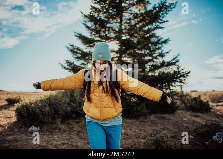 Donna viaggiatore di libertà sulla cima delle montagne e godere di un meraviglioso concetto di natural.Travel Foto Stock