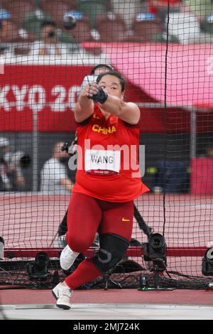 Zheng Wang (CHN) in gara nel lancio del martello femminile ai Giochi Olimpici estivi del 2020 (2021), Tokyo, Giappone Foto Stock