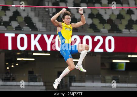 Armand Duplantis (SWE) campione olimpico nella volta dell'asta degli uomini ai Giochi Olimpici estivi 2020 (2021), Tokyo, Giappone Foto Stock