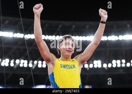 Armand Duplantis (SWE) campione olimpico nella volta dell'asta degli uomini ai Giochi Olimpici estivi 2020 (2021), Tokyo, Giappone Foto Stock