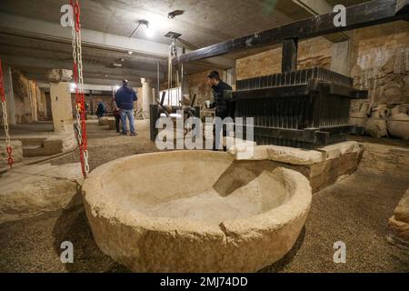 Cittadini durante una visita all'Arena di Pola il 27 gennaio 2023, la 18th Notte del Museo a Pola, in Croazia. La Notte dei Musei è un evento che si svolge ogni anno in Croazia e molti musei offrono l'ingresso gratuito ai cittadini. Foto: Srecko Niketic/PIXSELL Foto Stock