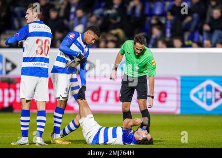 ZWOLLE, PAESI BASSI - GENNAIO 27: Younes Taha di PEC Zwolle, Sam Kersten di PEC Zwolle, arbitro Martin Perez durante la partita olandese di Keukenkampioendivisie tra PEC Zwolle e TOP Oss alle MAC3PARK:00 stadion il 27 Gennaio 2023 a Zwolle, Paesi Bassi (Foto di Andre Weening/Orange Pictures) Foto Stock