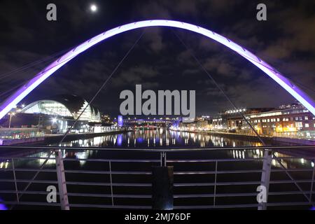 Newcastle, Regno Unito. 27th gennaio 2023. Olocausto Memorial Day 2023, il tema del Memoriale dell'Olocausto Memorial Day 2023 è: 'Gente Ordinaria' il Tyne Bridge, Millennium Bridge illuminato per celebrare il Memorial Day dell'Olocausto, il fiume Tyne in una tonalità viola. Newcastle Civic Centre illuminato in memoria delle vittime dell'Olocausto e di altri genocidi, in omaggio ai sopravvissuti e per prendere posizione contro pregiudizi, discriminazioni e odio oggi, Newcastle upon Tyne, Regno Unito, 27th gennaio 2023, Credit: DEW/Alamy Live News Foto Stock