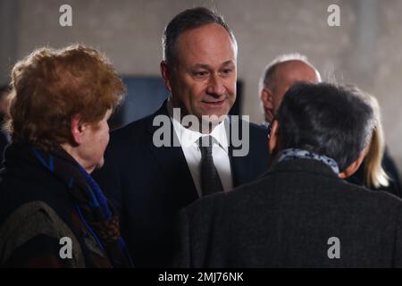 Brzezinka, Polonia. 27th Jan, 2023. Douglas Emhoff, il secondo Signore degli Stati Uniti sposato con il vice presidente 49th degli Stati Uniti, Kamala Harris, partecipa ad una cerimonia durante il 78th° anniversario di Auschwitz - Birkenau Liberazione e commemorazione dell'Olocausto nel campo di concentramento e sterminio nazista Auschwitz Birkenau II Brzezinka, Polonia il 27 gennaio 2023. (Credit Image: © Beata Zawrzel/ZUMA Press Wire) SOLO PER USO EDITORIALE! Non per USO commerciale! Credit: ZUMA Press, Inc./Alamy Live News Foto Stock