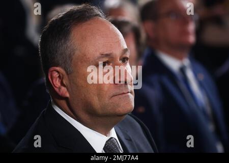 Brzezinka, Polonia. 27th Jan, 2023. Douglas Emhoff, il secondo Signore degli Stati Uniti sposato con il vice presidente 49th degli Stati Uniti, Kamala Harris, partecipa ad una cerimonia durante il 78th° anniversario di Auschwitz - Birkenau Liberazione e commemorazione dell'Olocausto nel campo di concentramento e sterminio nazista Auschwitz Birkenau II Brzezinka, Polonia il 27 gennaio 2023. (Credit Image: © Beata Zawrzel/ZUMA Press Wire) SOLO PER USO EDITORIALE! Non per USO commerciale! Credit: ZUMA Press, Inc./Alamy Live News Foto Stock