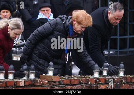 Brzezinka, Polonia. 27th Jan, 2023. Douglas Emhoff, il secondo gentiluomo degli Stati Uniti, sposò il vice presidente degli Stati Uniti, Kamala Harris del 49th, insieme a Deborah Lipstadt, Stati Uniti Ambasciatore, candele leggere durante una cerimonia durante il 78th° anniversario di Auschwitz - Birkenau Liberazione e memoria dell'Olocausto Giornata nell'ex campo di concentramento e sterminio nazista Auschwitz Birkenau II Brzezinka, Polonia il 27 gennaio 2023. (Credit Image: © Beata Zawrzel/ZUMA Press Wire) SOLO PER USO EDITORIALE! Non per USO commerciale! Credit: ZUMA Press, Inc./Alamy Live News Foto Stock