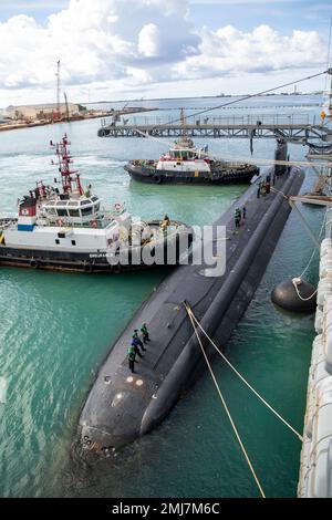 220825-N-NX690-0012 APRA HARBOR, Guam (25 agosto 2022) -- il sottomarino ad attacco rapido di classe Seawolf USS Seawolf (SSN 21) ormeggia accanto al sottomarino USS Emory S. Land (COME 39), ad Apra Harbor, Guam, agosto 25. Seawolf è un sottomarino nucleare ad attacco rapido ed è la nave guida della sua classe. Foto Stock