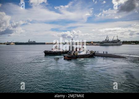 220825-N-NX690-0001 APRA HARBOR, Guam (25 agosto 2022) -- il sottomarino ad attacco rapido di classe Seawolf USS Seawolf (SSN 21) naviga verso Apra Harbor, base navale Guam, 25 agosto. Seawolf è un sottomarino nucleare ad attacco rapido ed è la nave guida della sua classe. Foto Stock