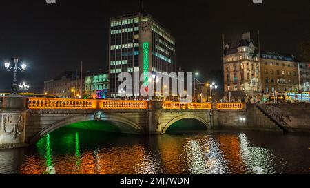 La vita notturna di Dublino mostra il River Bar attraverso o'Connell Bridge e il fiume Liffey Foto Stock