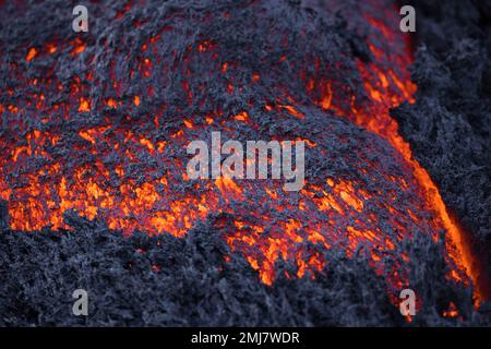 Lava incandescente che scorre - colata di lava e magma vista in detaglio Foto Stock