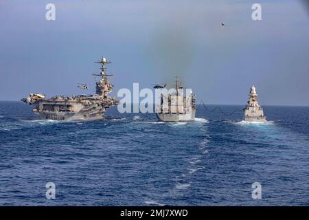220825-N-AO868-1092 MAR MEDITERRANEO (25 agosto 2022) la portaerei di classe Nimitz USS Harry S. Truman (CVN 75), a sinistra, conduce un rifornimento in mare con la flotta nave da combattimento USNS Supply (T-AOE 6), a metà, e la fregata della Marina italiana Carlo Bergamini (F 590) nel Mar Mediterraneo, il 25 agosto 2022. San Jacinto è in fase di distribuzione pianificata negli Stati Uniti Naval Forces Europe area of Operations, impiegato dagli Stati Uniti Sesta flotta per difendere gli interessi degli Stati Uniti, alleati e partner. Foto Stock