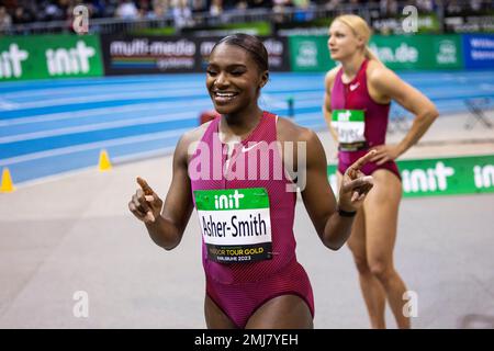 Karlsruhe, Germania. 27th Jan, 2023. Atletica: INDOOR-Meeting Karlsruhe, Dina ASHER-Smith dalla Gran Bretagna si fa il tifo dopo la finale femminile del 60m. Credit: Tom Weller/dpa/Alamy Live News Foto Stock