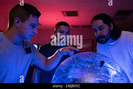 GAMMA MISSILI WHITE SANDS, N.M. -- (da sinistra a destra) Justin Angel, Aaron Pino e Aron Jaquez, 15th Space Surveillance Squadron, distaccamento 1 operatori, guarda una mappa di traiettorie di partenza comuni a White Sands Missile Range, N.M., 25 agosto 2022. Il team operativo di Det. 1 utilizza telescopi ottici ad azionamento meccanico noti come sensori di sorveglianza dello spazio profondo elettro-ottici basati sul suolo per tracciare e catalogare questi oggetti. Foto Stock