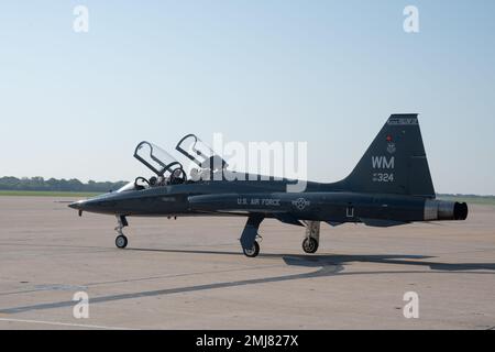 Un allenatore di caccia T-38 Talon Jet Taxi per la pista della Whiteman Air Force base, Missouri, 25 agosto 2022. A Whiteman, il T-38s treno futuro B-2 Spirit bombardieri furtivi piloti, garantendo l'allenamento per una forza pronta. Foto Stock