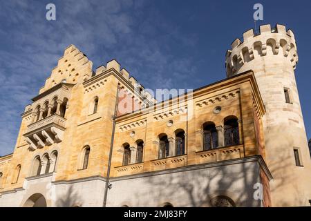 Cortile presso il Castello di Neuschwanstein. Palazzo di Revival romanico del XIX secolo nella Baviera sud-occidentale, Germania. Foto Stock