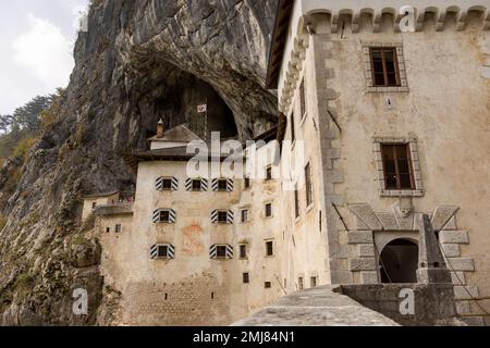 Castello di Predjama alla foce della grotta a Postojna, Slovenia in autunno (vista panoramica) Foto Stock