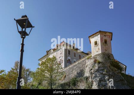 Dvorec Kamnik, Slovenia - 18 ottobre 2022: Vista dal basso angolato del castello di Zaprice (Grad) a Kamnik, Slovenia. Zaprice fortezza è un castello medievale e Foto Stock