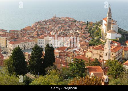 Pirano vista panoramica sulla città e sul mare Adriatico in Istria, Slovenia. Foto Stock
