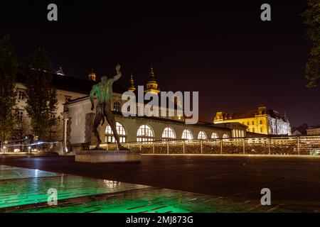 Ljubljana, Slovenia - 19 ottobre 2022: Sculture di figure della mitologia greca e cristiana antica e serrature d'amore sul ponte dei macellai al crepuscolo sopra L. Foto Stock