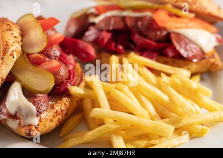 Kumru è un panino turco su un panino, tipicamente con formaggio, pomodoro e salsiccia. Il nome di questo cibo di strada si traduce come colata colava, e. Foto Stock