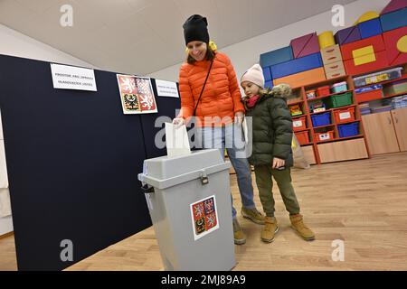 Praga, Repubblica Ceca. 27th Jan, 2023. Gli elettori votano in un seggio elettorale nel secondo turno delle elezioni presidenziali a Praga, Repubblica Ceca, 27 gennaio 2023. Credit: Vit Simanek/CTK Photo/Alamy Live News Foto Stock