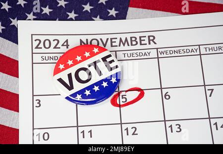 Bandiera pulsante di voto su Martedì 2024 novembre calendario con un cerchio rosso Foto Stock