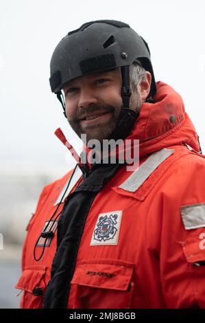 Royal Norwegian Navy Lt. CMdR. Havard Nilsen, ufficiale della Marina norvegese, ride di un compagno di nave a bordo di USCGC Bear (WMEC 901), North Atlantic Ocean, 25 agosto 2022. Nilsen è temporaneamente schierato con l'orso per assistere l'equipaggio mentre transitano attraverso le acque settentrionali atlantiche non familiari. Foto Stock