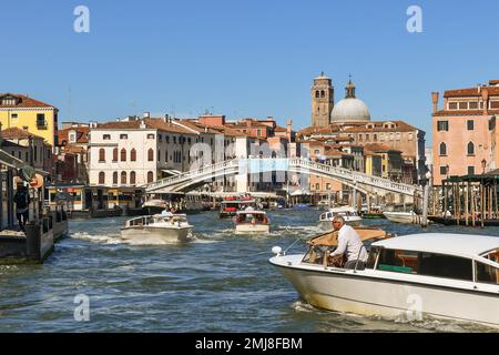 Motoscafi e traghetto sul Canal Grande con il Ponte degli Scalzi e sullo sfondo la Chiesa di San Geremia, Venezia, Veneto, Italia Foto Stock