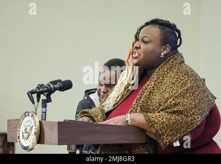 Washington, DC, Stati Uniti. 27th Jan, 2023. Gli attivisti Deanna Branch e suo figlio presentano il Vice Presidente degli Stati Uniti Kamala Harris durante il Summit di Accelerating Lead Pipe Replacement alla Casa Bianca venerdì 27 gennaio 2023 a Washington, DC. Foto di Jemal Countess/Pool/Sipa USA Credit: Sipa USA/Alamy Live News Foto Stock