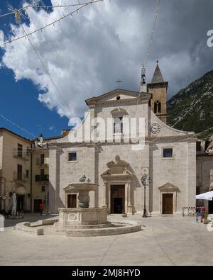 Pacentro, l’Aquila - 20 agosto 2022: Chiesa di Santa Maria della Misericordia nel centro del paese di Pacentro in Piazza del Popolo. Foto Stock