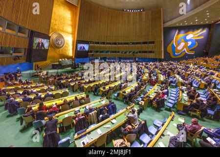 New York, Stati Uniti. 27th Jan, 2023. Il Segretario Generale delle Nazioni Unite António Guterres si rivolge alla Giornata Internazionale di Commemorazione in memoria delle vittime dell'Olocausto nella Sala dell'Assemblea Generale delle Nazioni Unite. Credit: Enrique Shore/Alamy Live News Foto Stock