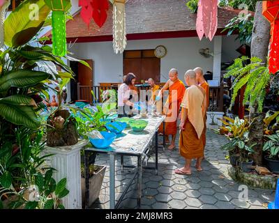 Mueang, Chiang mai, Thailandia, gruppo monaci buddisti, pasti serviti, all'esterno, 'Wat Chedi Luang', Tempio buddista, ristorante con piatti in comune Foto Stock