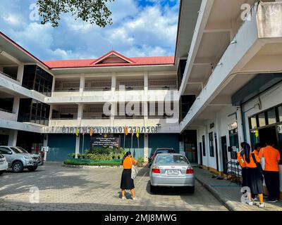 Mueang, Chiang mai, Thailandia, fronte, Università buddista 'Lanna', Studenti, al di fuori degli edifici scolastici in, 'Wat Chedi Luang', Tempio buddista Foto Stock