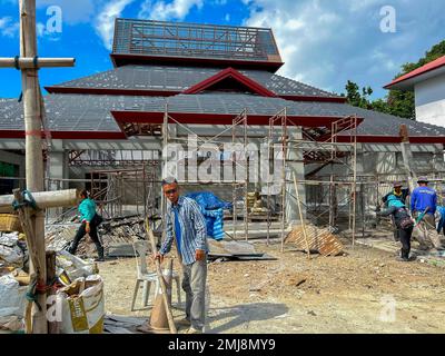 Mueang, Chiang mai, Thailandia, personale di costruzione della High School Buddista che lavora fuori dagli edifici scolastici in, 'Wat Chedi Luang', tempio buddista, (Università 'Lanna') sito Foto Stock