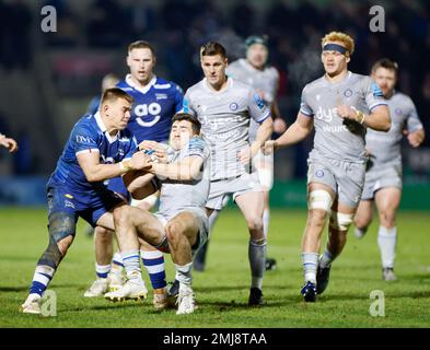 27th gennaio 2023; AJ Bell Stadium, Salford, Lancashire, Inghilterra; Inglese Premiership Rugby, sale Sharks versus Bath; Joe Carpenter of sale Sharks affronta ben Spencer (C) di Bath Rugby Foto Stock