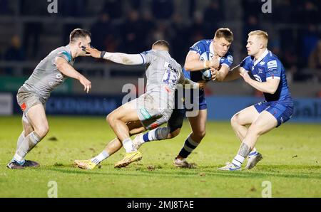 27th gennaio 2023; AJ Bell Stadium, Salford, Lancashire, Inghilterra; Inglese Premiership Rugby, sale Sharks versus Bath; Joe Carpenter of sale Sharks è affrontato da Jonathan Joseph di Bath Rugby Foto Stock