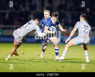 27th gennaio 2023; AJ Bell Stadium, Salford, Lancashire, Inghilterra; Inglese Premiership Rugby, sale Sharks versus Bath; Joe Carpenter of sale Sharks è affrontato da Jonathan Joseph di Bath Rugby Foto Stock