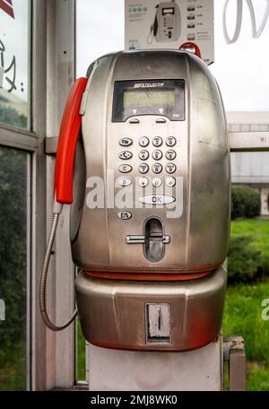 Una delle ultime cabine telefoniche pubbliche, di proprietà della società Telecom Italia, Firenze, Toscana, Italia Foto Stock