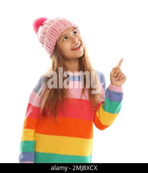 Ragazza carina in abiti caldi su sfondo bianco. Vacanze invernali Foto Stock